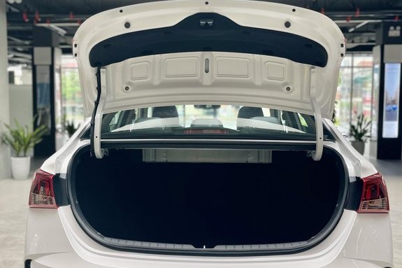 Khoang hành lý có dung tích 387 lít của Hyundai Accent 2023 1