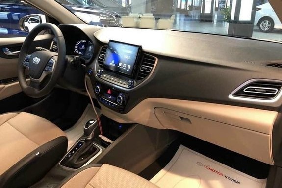 Khoang lái Hyundai Accent 2023 vẫn giữ lại nét thân thuộc trên các mô hình cũ. 1