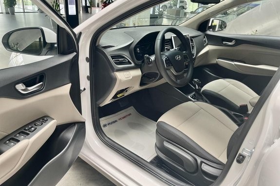 Ghế ngồi bọc da trên xe Hyundai Accent 2023 1