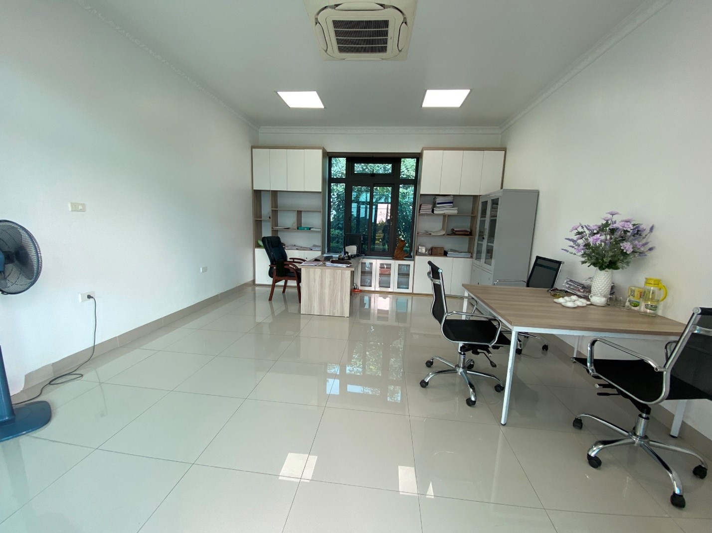 Bước v&agrave;o ph&ograve;ng l&agrave; kh&ocirc;ng gian trống trơn, v&ocirc; c&ugrave;ng đơn giản, c&oacute; thể n&oacute;i l&agrave; đơn điệu của căn ph&ograve;ng gi&aacute;m đốc n&agrave;y.