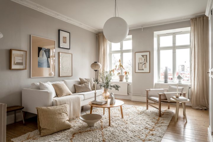 Theo phong thủy ph&ograve;ng kh&aacute;ch, ghế sofa tr&aacute;nh quay lưng ra cửa.