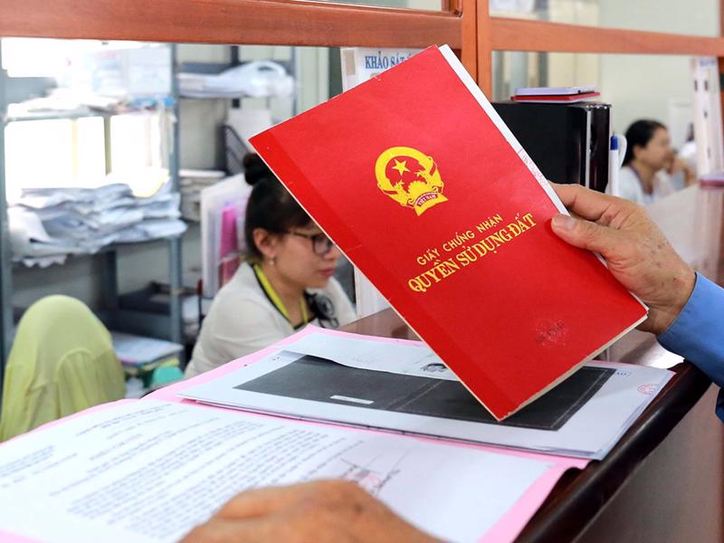 hình ảnh cán bộ cấp sổ đỏ tại văn phòng