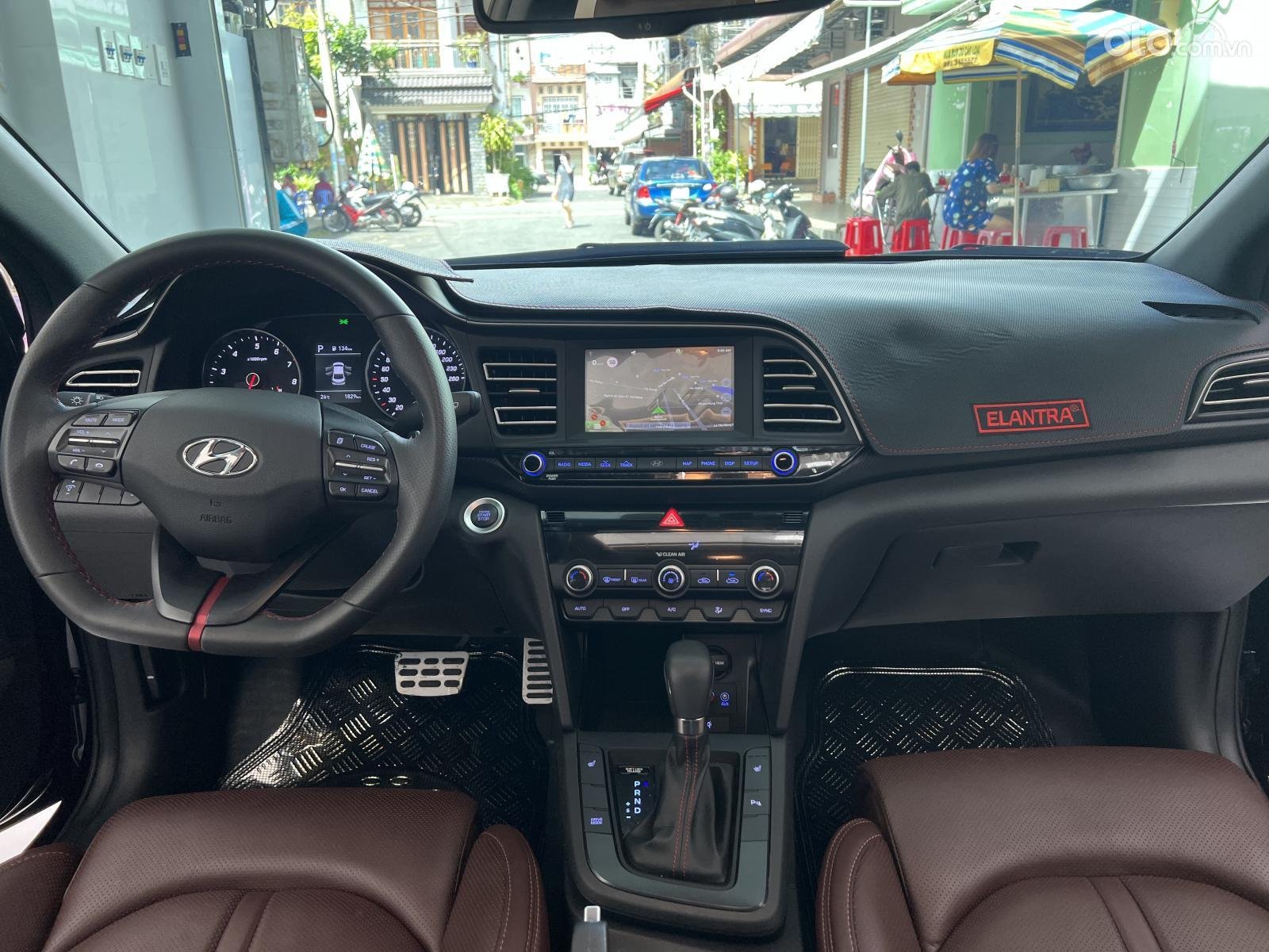 Hyundai Elantra 2022 sở hữu khoang nội thất rộng rãi, tiện nghi 1