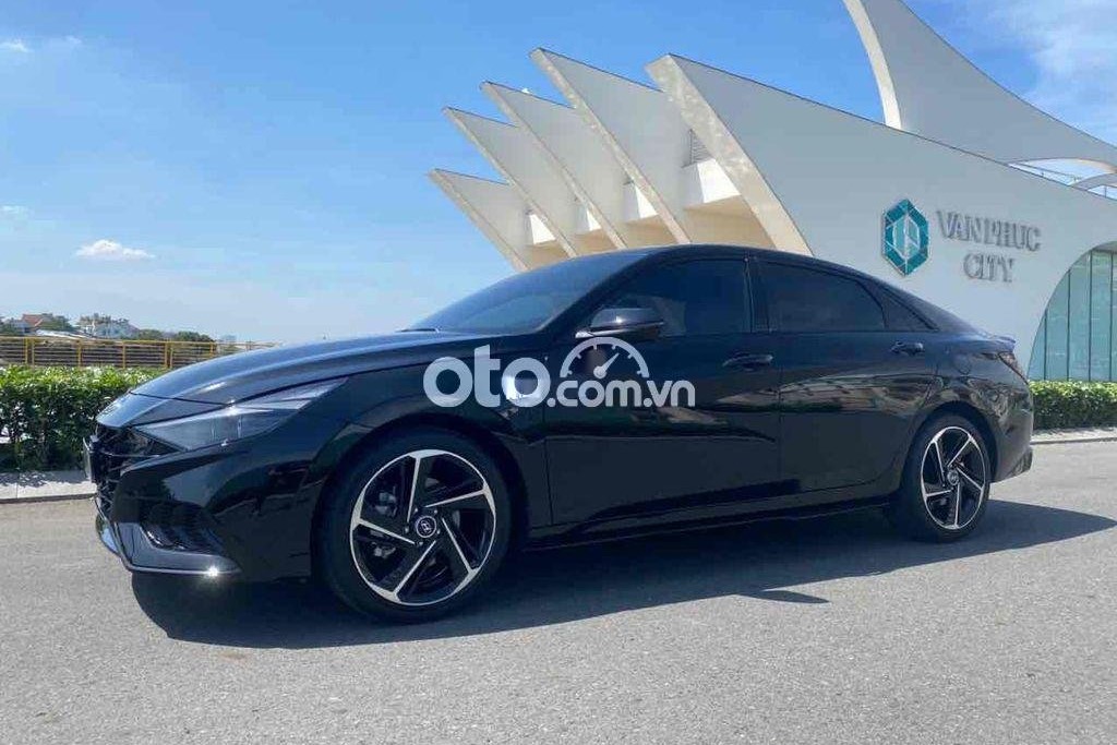 Hyundai Elantra 2022 có kích thước dài x rộng x cao là 4.675 x 1.825 x 1430 (mm) 1