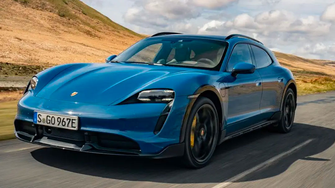 Mẫu xe Porsche Taycan cũng l&agrave; c&aacute;i t&ecirc;n được đ&aacute;nh gi&aacute; cao khi sở hữu hiệu suất ấn tượng,