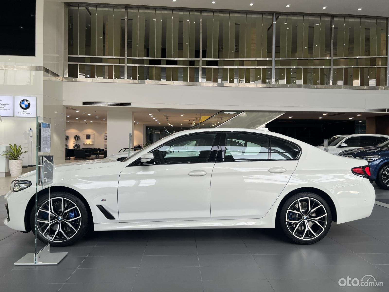Thân xe BMW 520i lắp ráp.