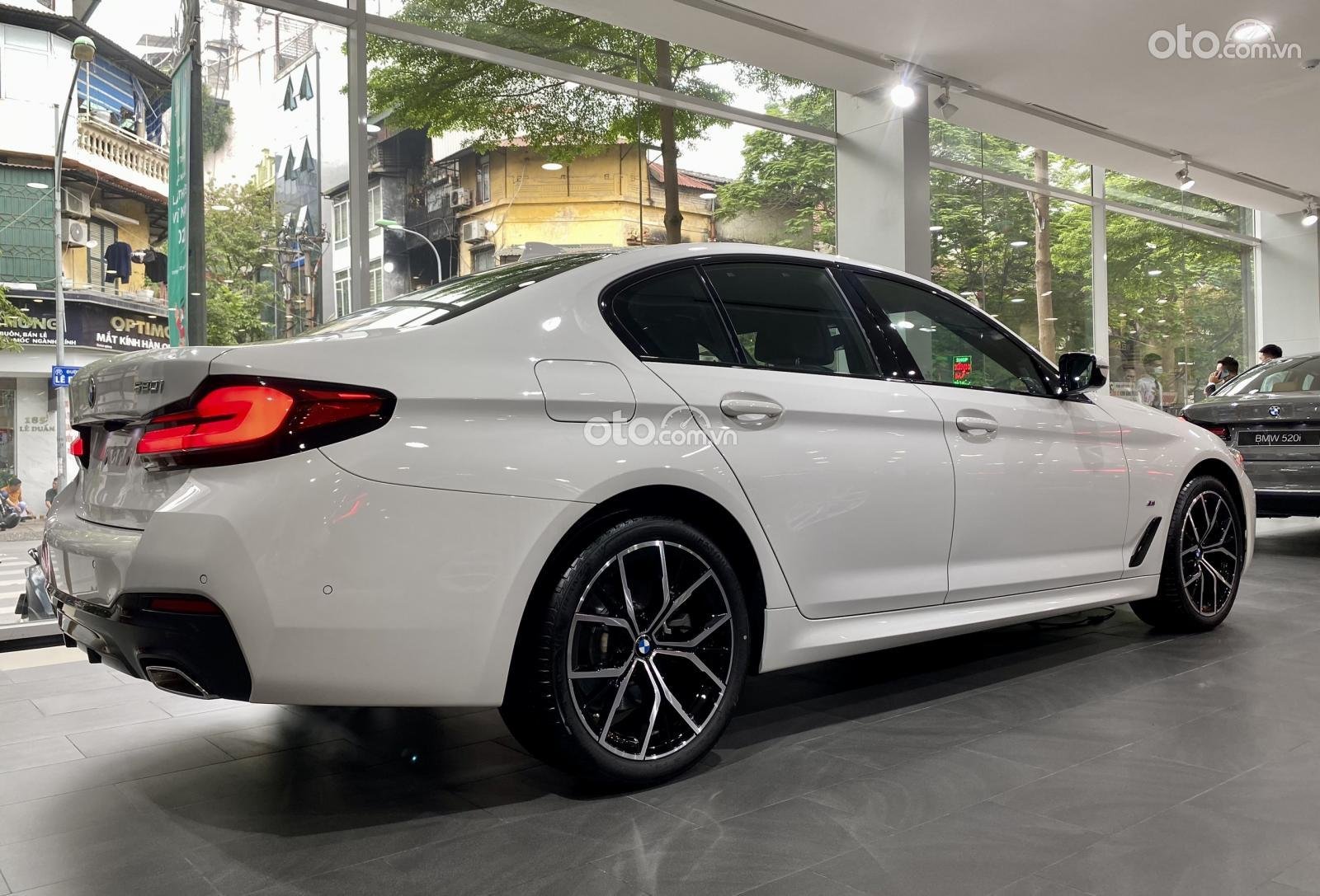 Hông xe BMW 520i lắp ráp.