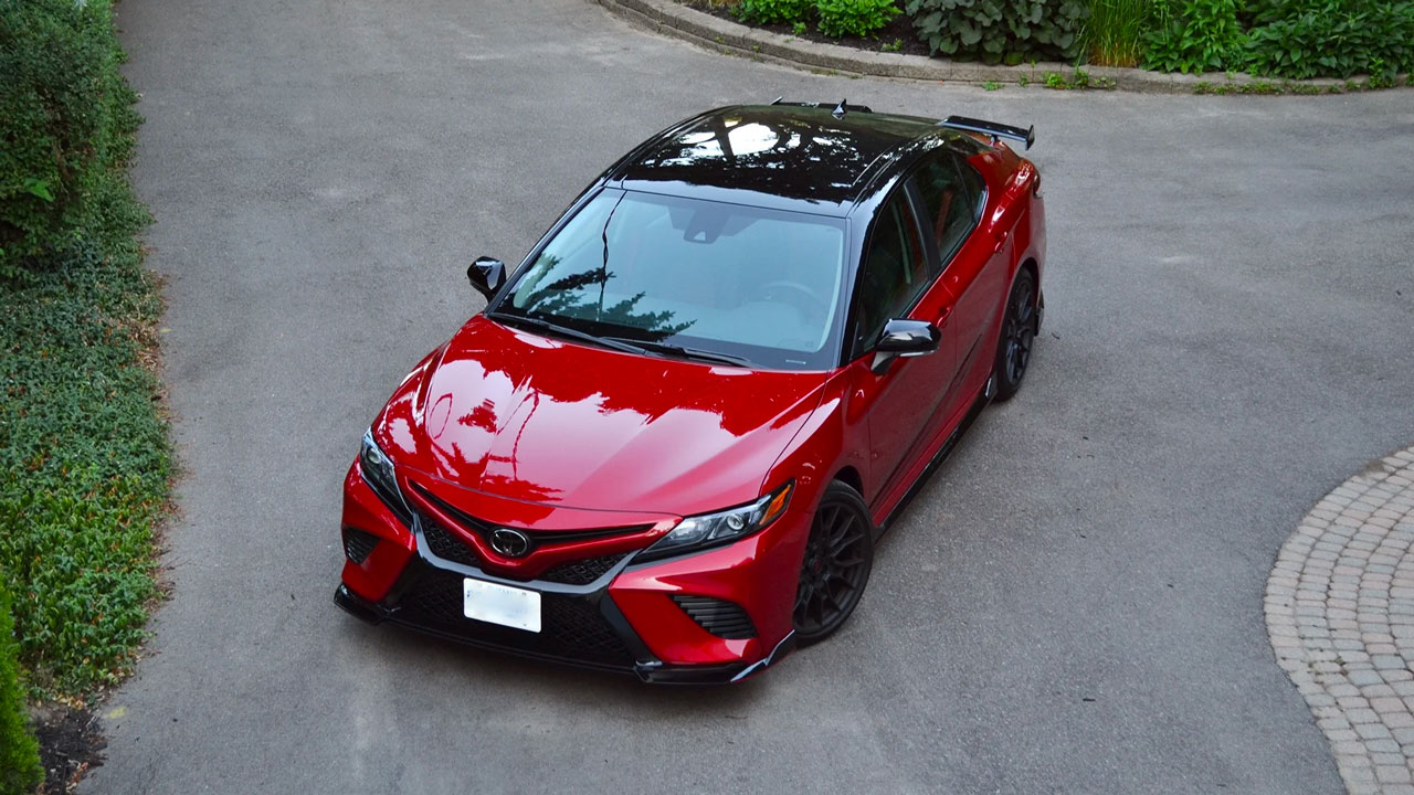 Tại Việt Nam, Toyota Camry hiện đang l&agrave; một trong những mẫu xe b&aacute;n chạy h&agrave;ng đầu ph&acirc;n kh&uacute;c sedan hạng D.