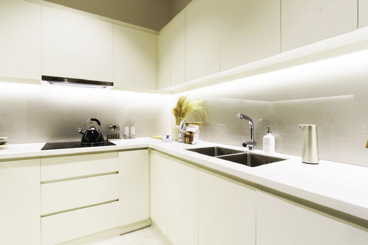 Bếp nấu đủ đầy tiện ích hiện đại với bảng màu trắng chủ đạo, sang trọng và sạch sẽ.