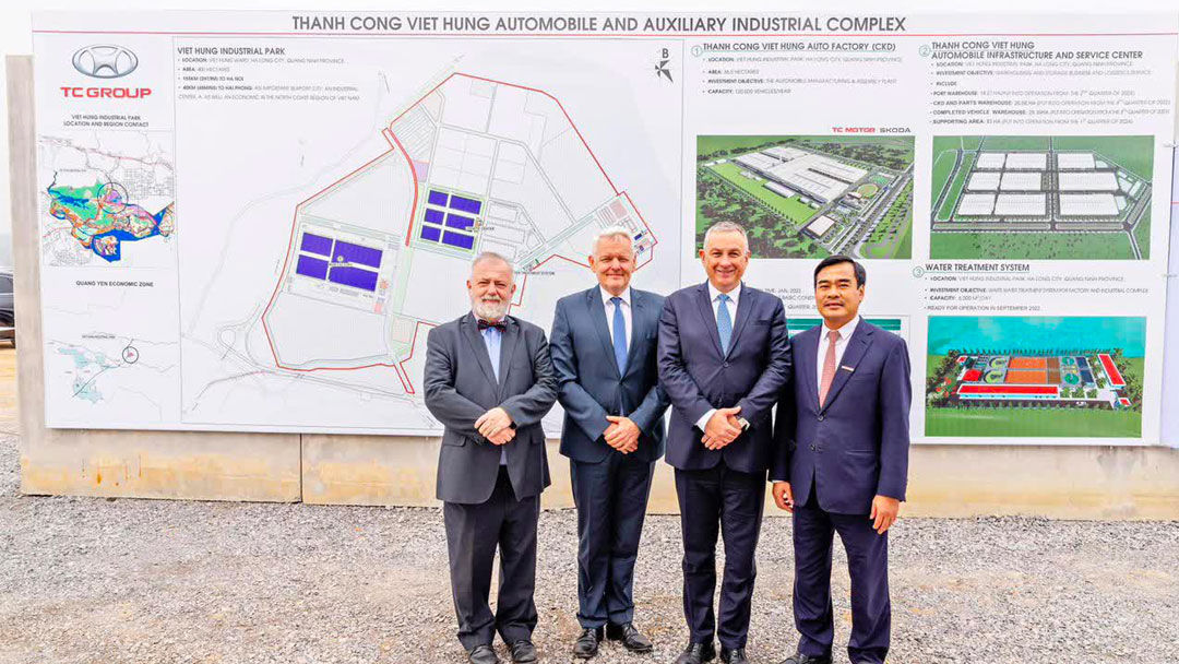Đo&agrave;n Bộ C&ocirc;ng thương Cộng h&ograve;a S&eacute;c l&agrave;m việc tại nh&agrave; m&aacute;y Skoda ở Quảng Ninh