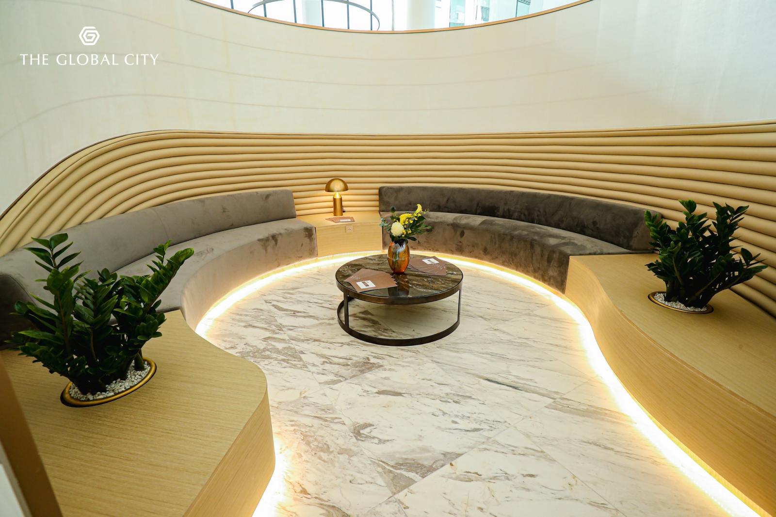 Sảnh ngồi gia đ&igrave;nh tại nh&agrave; mẫu The Global City.