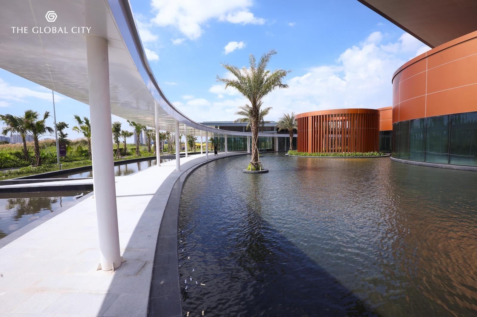 Nh&agrave; mẫu dự &aacute;n The Global City được bao quanh bởi hồ nước trong xanh.