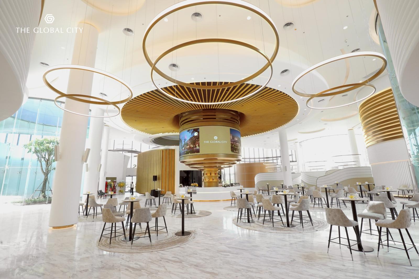 Khu vực sảnh ngồi d&agrave;nh cho kh&aacute;ch h&agrave;ng tham quan nh&agrave; mẫu The Global City.