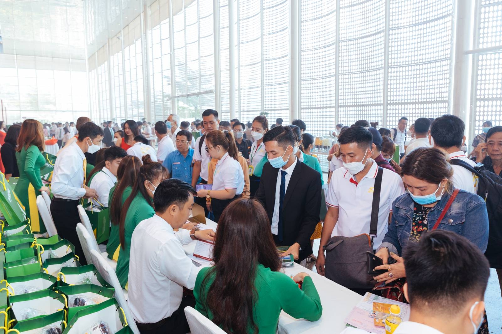 Đ&ocirc;ng đảo kh&aacute;ch h&agrave;ng t&igrave;m hiểu th&ocirc;ng tin một dự &aacute;n mới tại Bến C&aacute;t.