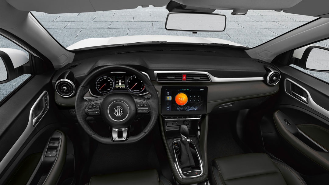 Trong khi khoang cabin điểm nhấn là màn hình cảm ứng trung tâm 10,1 inch, hỗ trợ Apple CarPlay/Android Auto