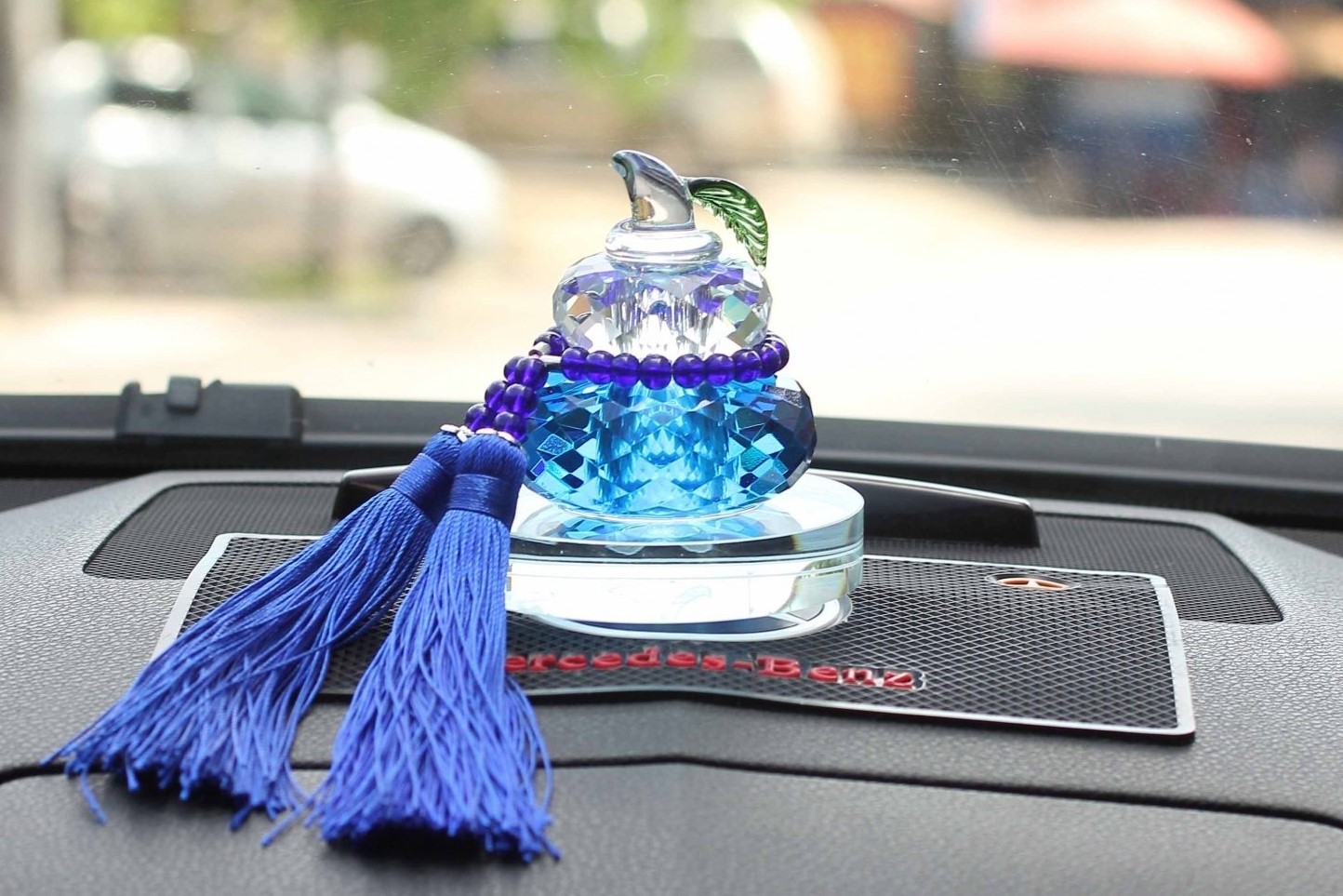 Những vật phẩm trang trí bằng pha lê, thuỷ tinh là biểu tượng cho sự hanh phúc. 1
