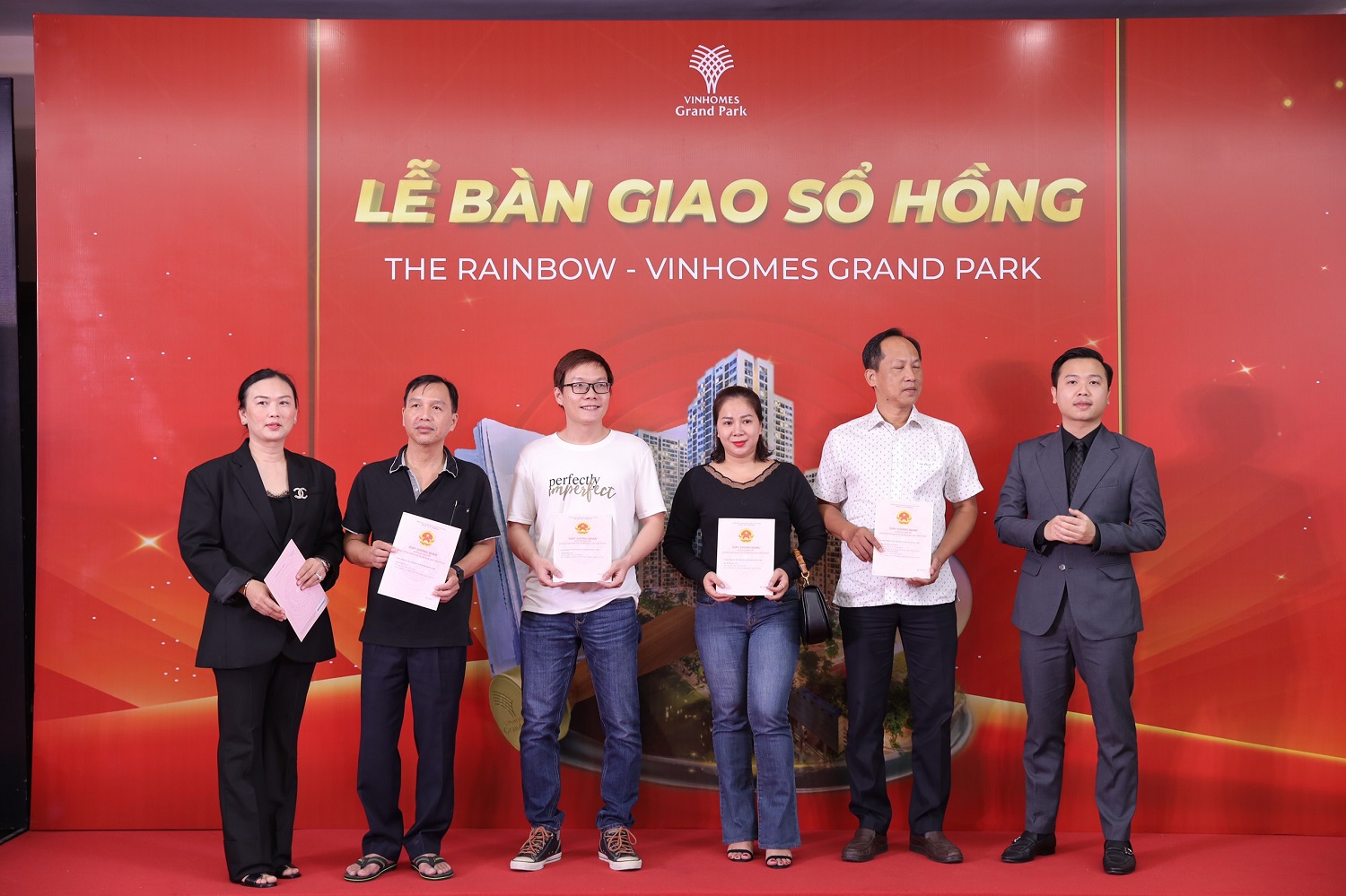  Những kh&aacute;ch h&agrave;ng đầu ti&ecirc;n tr&ecirc;n tay sổ hồng tại dự &aacute;n The Rainbow &ndash; Vinhomes Grand Park