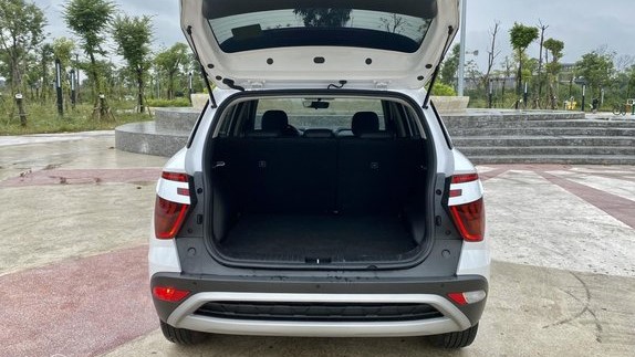 Khoang h&agrave;nh l&yacute; tr&ecirc;n xe Hyundai Creta 1