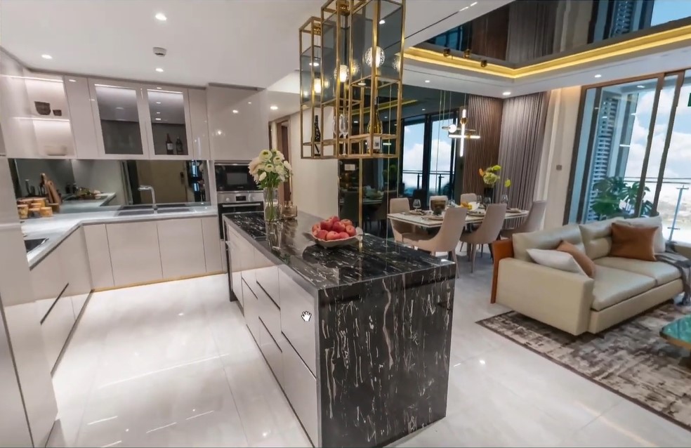 Khu bếp tho&aacute;ng s&aacute;ng, đủ đầy tiện nghi cao cấp.