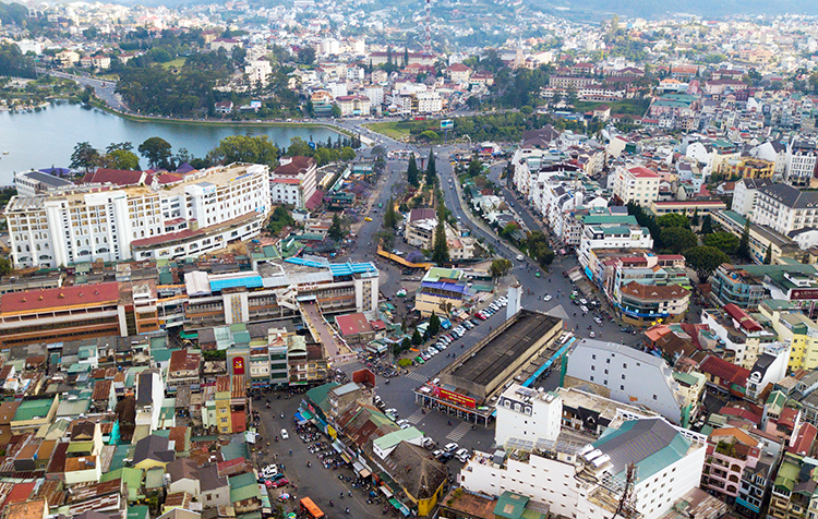 Trung t&acirc;m TP. Đ&agrave; Lạt nh&igrave;n từ tr&ecirc;n cao. 