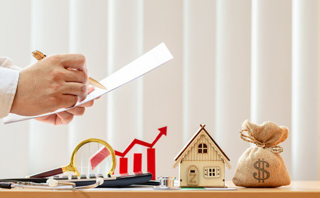 h&igrave;nh ảnh m&ocirc; h&igrave;nh ng&ocirc;i nh&agrave;, cọc tiền xu, k&yacute; giấy tờ minh họa cho l&atilde;i suất vay mua chung cư nh&agrave; ở x&atilde; hội