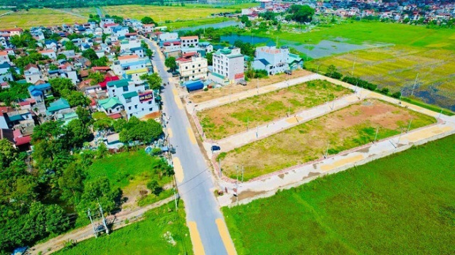 khu dân cư xen kẽ cây xanh, ruộng đồng, đất trống nhìn từ trên cao