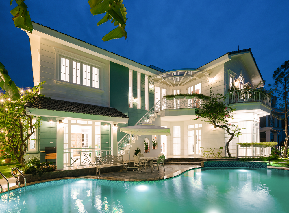 Mẫu thiết kế biệt thự sang trọng c&oacute; hồ bơi xanh m&aacute;t.