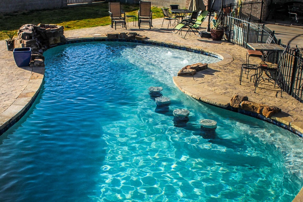 cận cảnh bể bơi h&igrave;nh oval