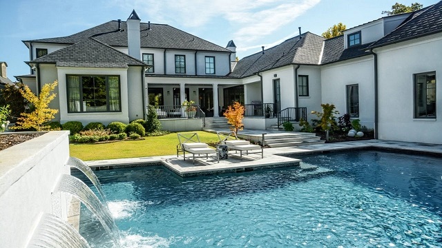 Mẫu biệt thự c&oacute; hồ bơi với th&aacute;c nước độc đ&aacute;o