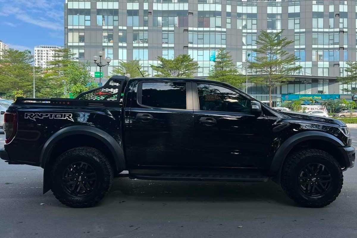 So sánh Ford Ranger Raptor 2023 và thế hệ cũ: Về ngoại thất So sánh Ford Ranger Raptor 2023 và thế hệ cũ: Về ngoại thất