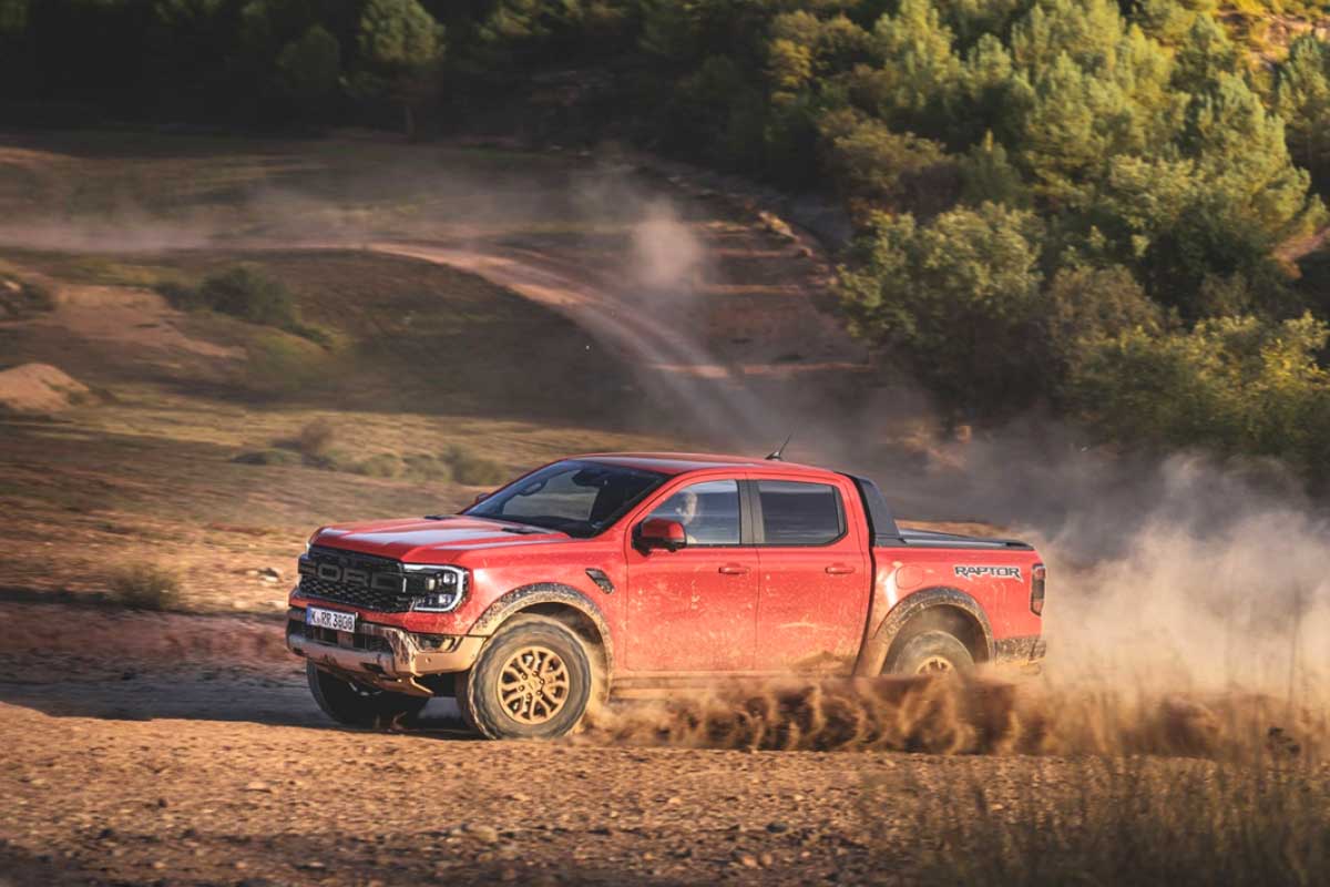 So sánh Ford Ranger Raptor 2023 và thế hệ cũ: Tăng giá gần 100 triệu, nâng cấp những gì?