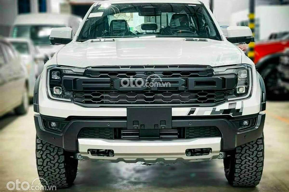 So sánh Ford Ranger Raptor 2023 và thế hệ cũ: Về ngoại thất So sánh Ford Ranger Raptor 2023 và thế hệ cũ: Về ngoại thất