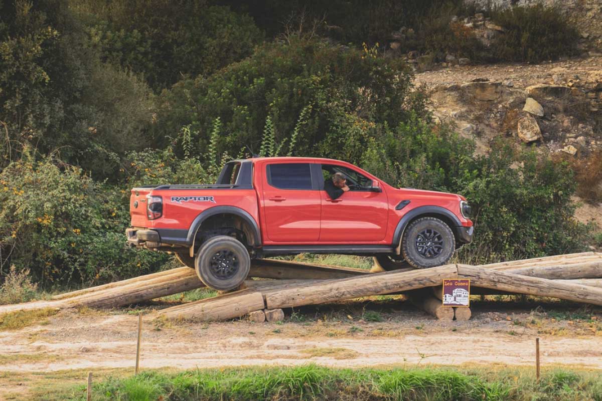 So sánh Ford Ranger Raptor 2023 và thế hệ cũ: Về ngoại thất So sánh Ford Ranger Raptor 2023 và thế hệ cũ: Về ngoại thất