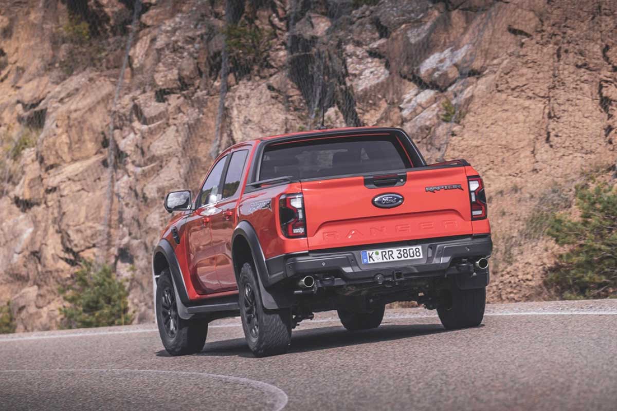So sánh Ford Ranger Raptor 2023 và thế hệ cũ: Về ngoại thất So sánh Ford Ranger Raptor 2023 và thế hệ cũ: Về ngoại thất