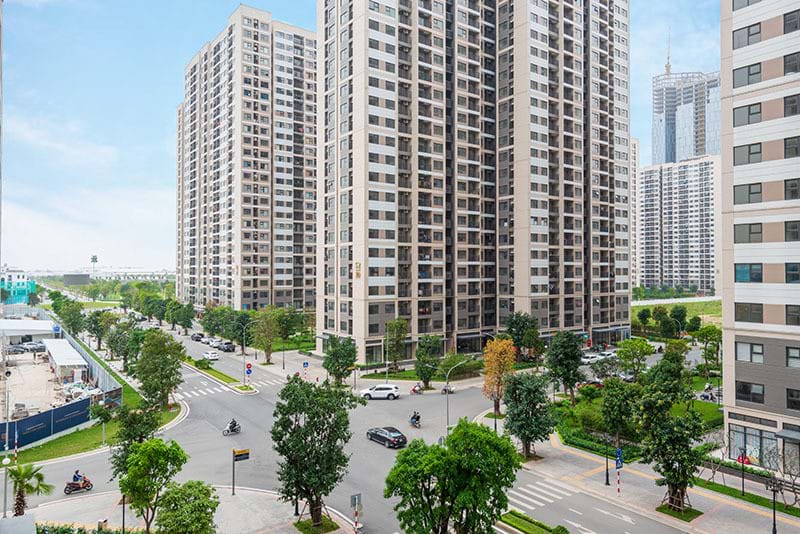 cận cảnh tòa nhà chung cư cạnh đường lớn