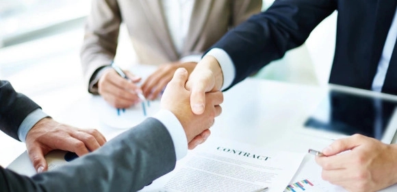 bắt tay ký hợp đồng thuê đất kinh doanh