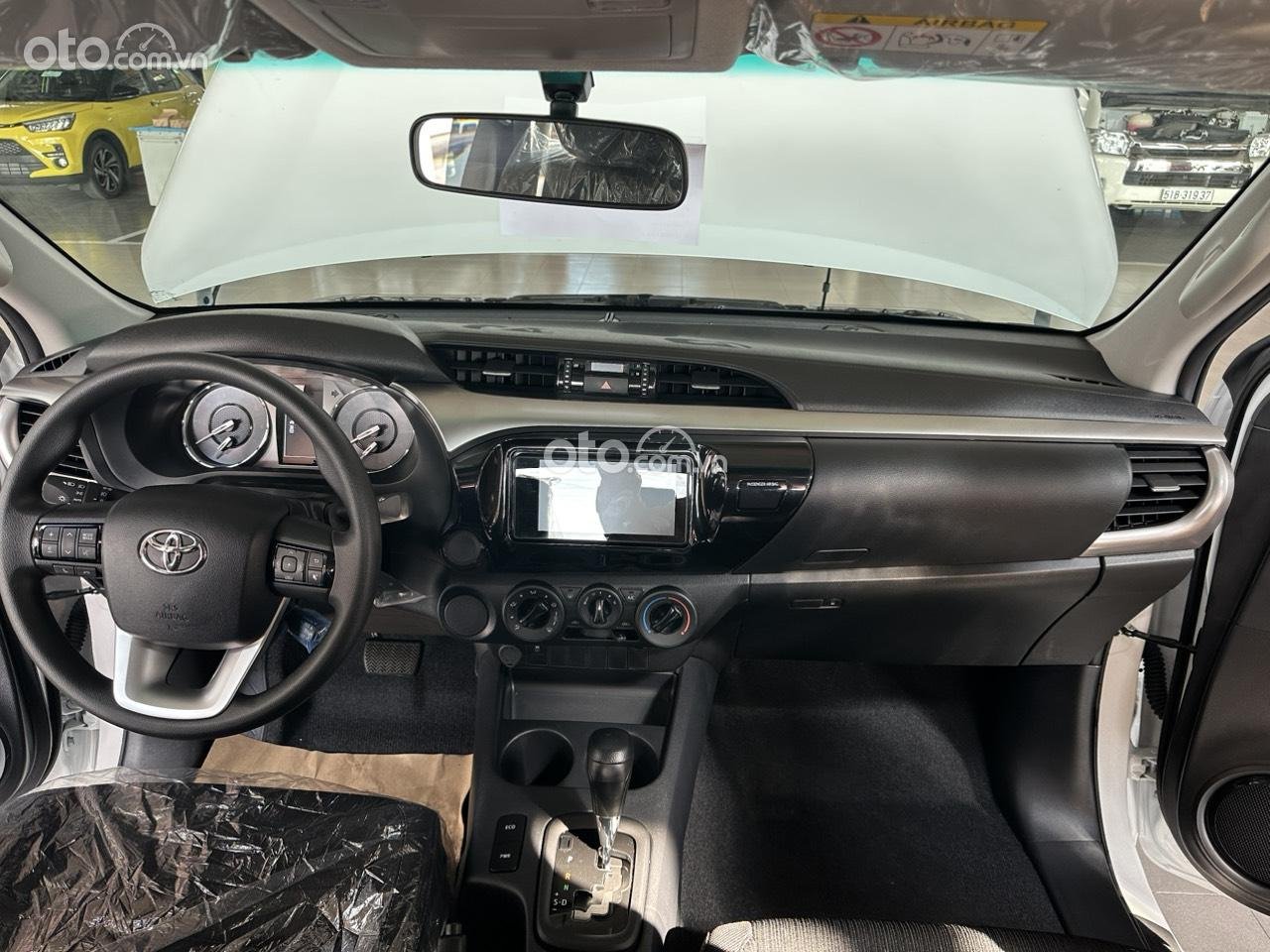 Khoang nội thất xe Toyota Hilux 2023.