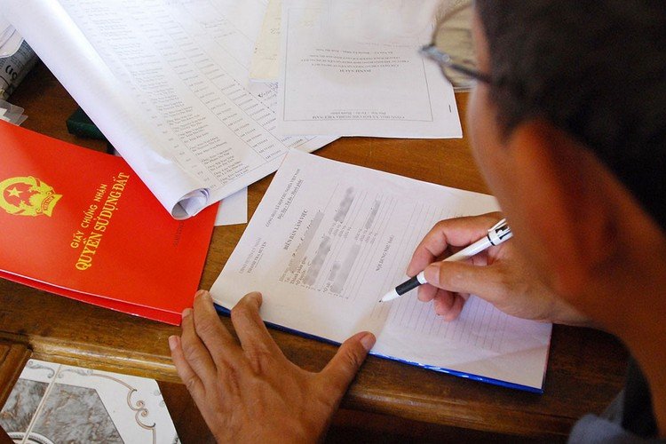 T&aacute;ch sổ đỏ hộ gia đ&igrave;nh l&agrave; thủ tục phổ biến hiện nay