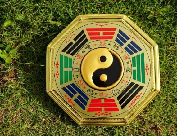 cận cảnh gương Bát quái đặt trên thảm cỏ