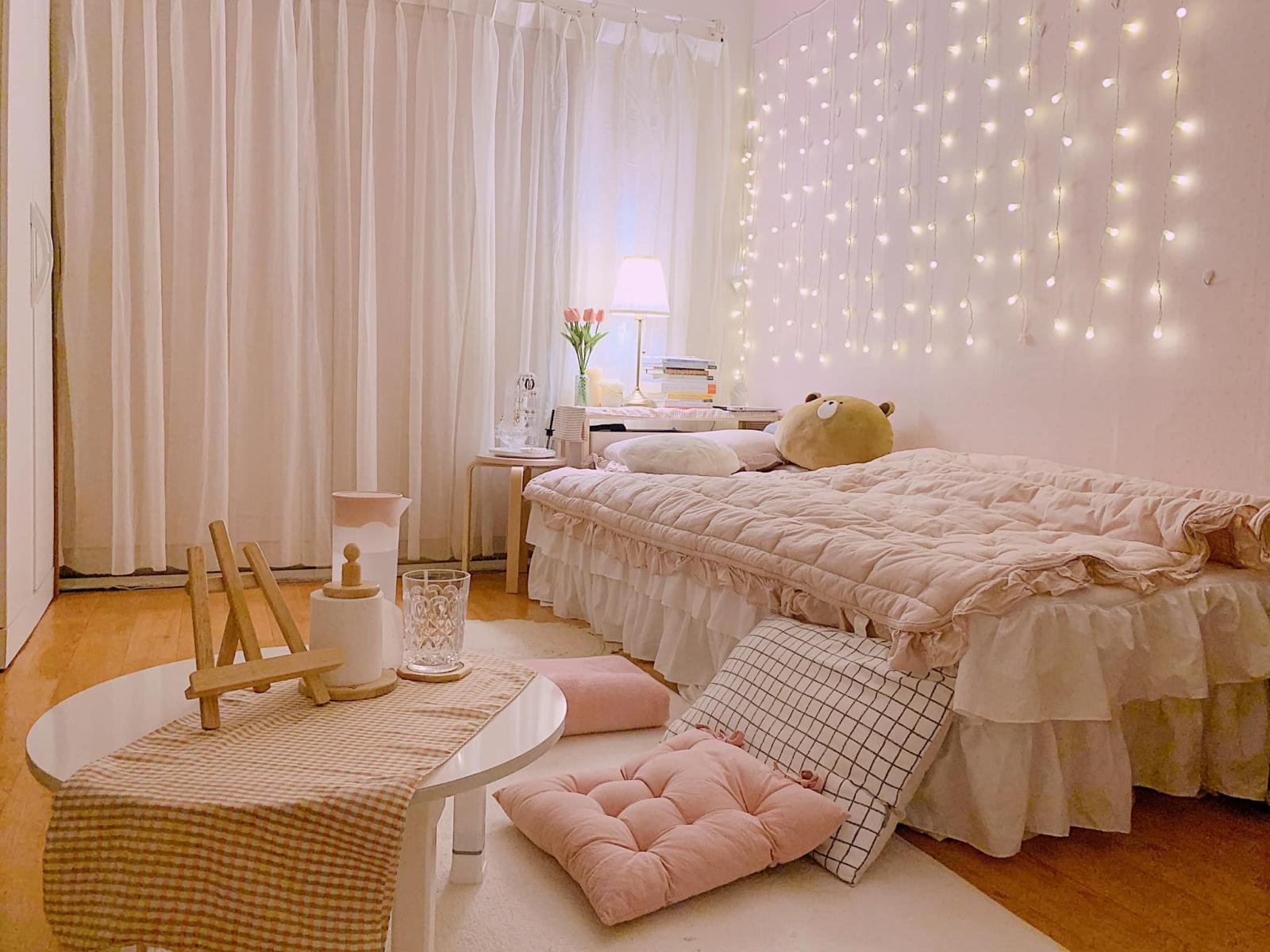 Decor phòng trọ không gác lãng mạn, xinh yêu với ga gối, rèm cửa, thảm cùng tông màu.