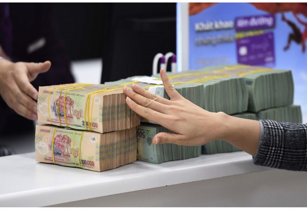 cận cảnh các cọc tiền mệnh giá 200.000 đồng và 500.000 nghìn đồng