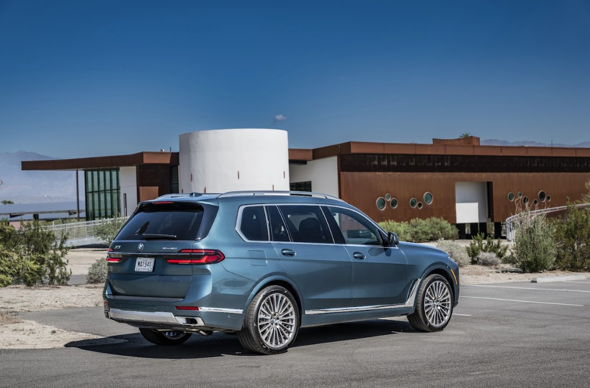 An to&agrave;n xe BMW X7 2023.