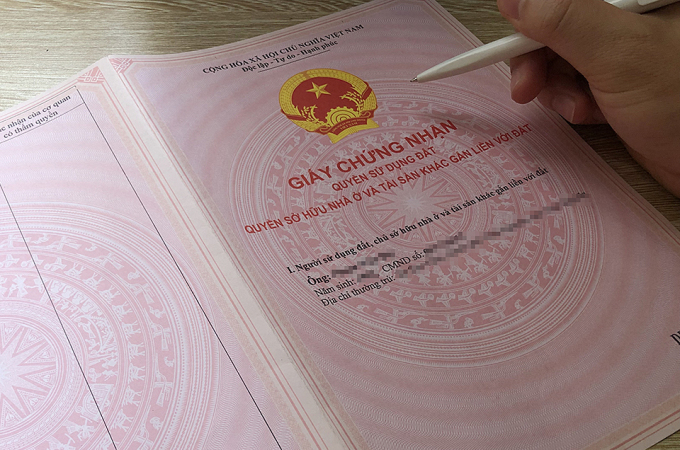 cận cảnh sổ hồng, sổ đỏ minh họa cho mẫu giấy ủy quyền sử dụng đất