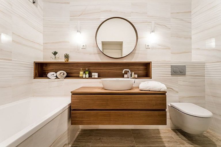 ph&ograve;ng vệ sinh đẹp với lavabo bằng gỗ, gương tr&ograve;n