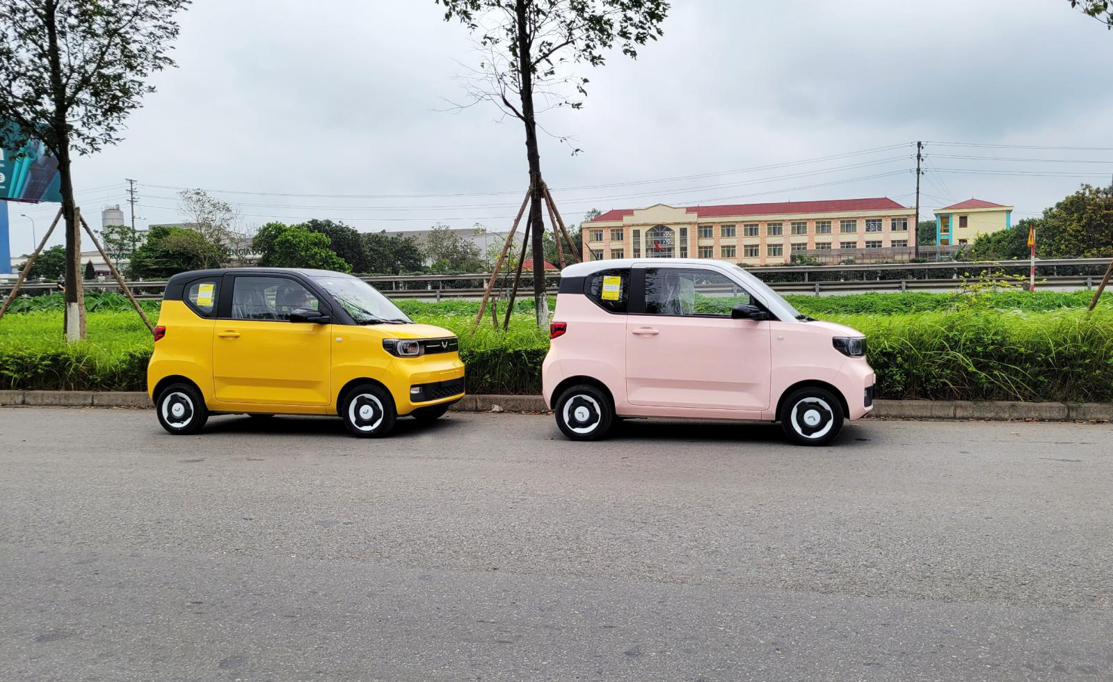Phi&ecirc;n bản mới xuất hiện với 2 m&agrave;u xe bắt mắt, được phối c&aacute;c m&agrave;u n&oacute;c xe kh&aacute;c nhau.