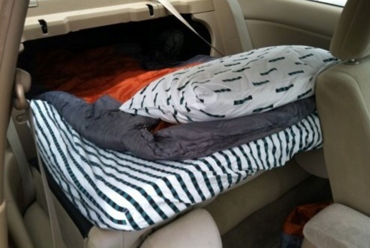 Bạn n&ecirc;n chuẩn bị một số đồ d&ugrave;ng cần thiết khi ngủ trong &ocirc; t&ocirc; điện 1