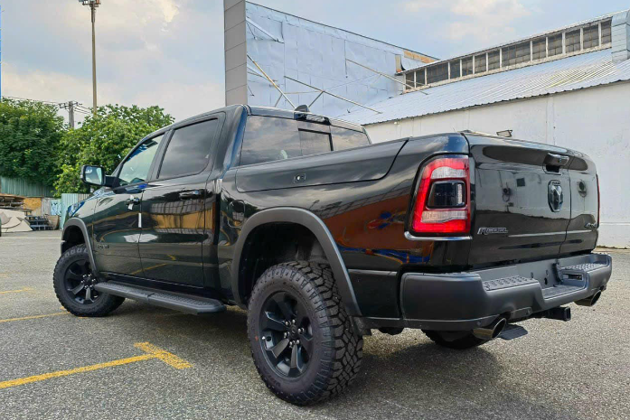 ngoại hình của Ram 1500 Rebel được tạo bởi những đường nét nam tính, hầm hố. 1