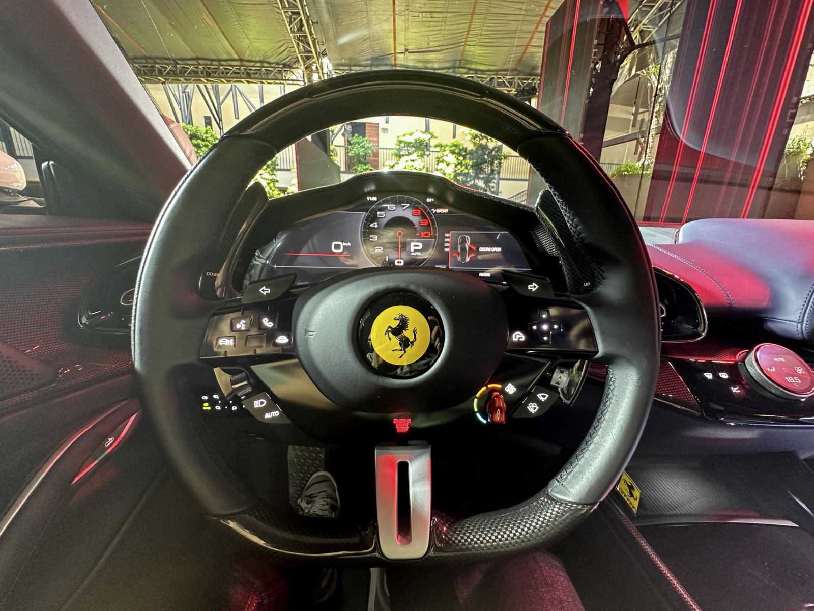 Vô-lăng xe Ferrari Purosangue.