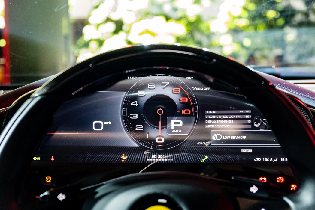 đồng hồ kỹ thuật số hoàn toàn trên Ferrari Purosangue.