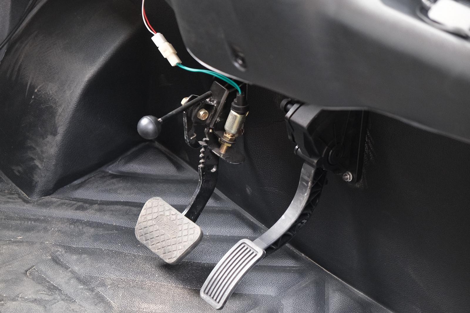 Chiếc xe mini Trung Quốc giá rẻ có ngoại thất màu hồng. a4